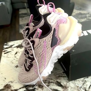 Nike NSW React Vision women’s size 7